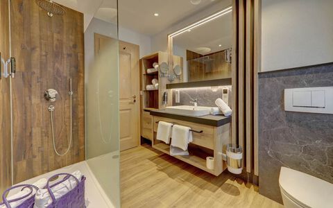 Geräumiges Badezimmer mit WC in den Familien-Appartements vom Hotel Weber